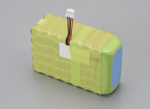 マクセルの円筒形二酸化マンガン電池はお客様のご要望に合わせたパック構成に対応。写真は35本構成のものです
