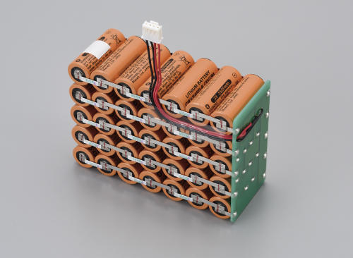 マクセルの円筒形二酸化マンガン電池はお客様のご要望に合わせたパック構成に対応。写真は35本構成のものです